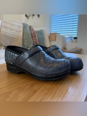 Dansko Silver Blue Black Snakeskin Slip-Resistant Sole size 37 Hospital Shoes